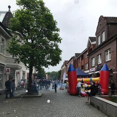 Kinderrechtefest Kommando Kids Zeven 2.6.2024; Sicht in die Fußgängerzone mit Hüßpfburg und Seifenblasen