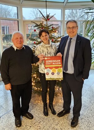 Helmut Sündermann, Ursula Seidler-Braun und Landrat Marco Prietz vor einem Weihnachtsbaum