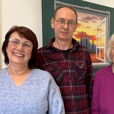 Lena Köhler, Viktor Lau und Monika Meinecke präsentieren ihre Kunstwerke im Ausstellungsraum der Volksbank in Zeven.