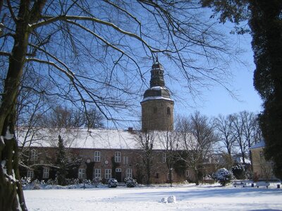Winterlicher Stadtpark mit Museum und Kirche 