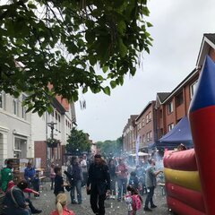 Kinderrechtefest Kommando Kids Zeven 2.6.2024; Rathausvorplatz und Blick in die Fußgänerzone mit Gästen, Hüpfburg und Seifenblasen